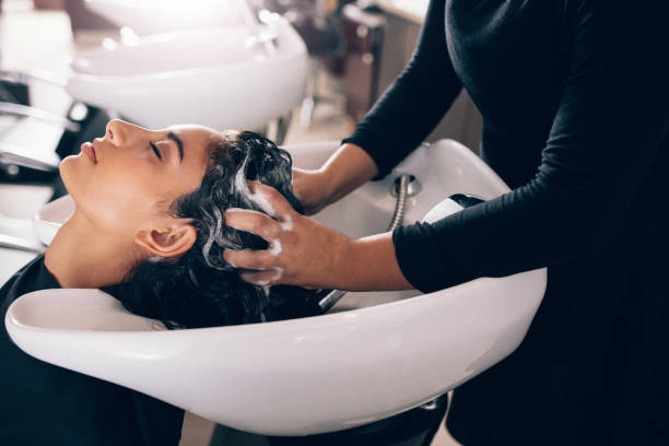 mujer conseguir pelo shampooed en salón - salón de belleza fotografías e imágenes de stock