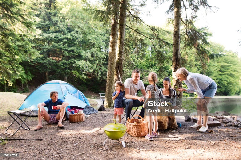 Beau camping familial en forêt, manger ensemble. - Photo de Camping libre de droits