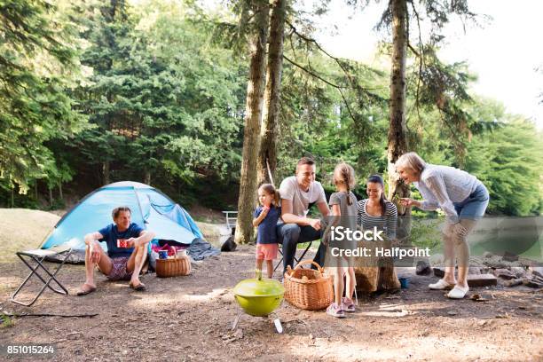 Photo libre de droit de Beau Camping Familial En Forêt Manger Ensemble banque d'images et plus d'images libres de droit de Camping - Camping, Été, Famille