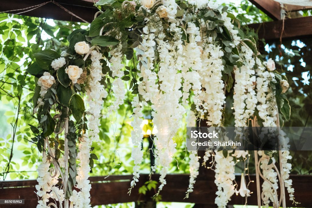 Arco De Boda Decorado Con Flores Colgantes Foto de stock y más banco de imágenes de Asistencia sanitaria y medicina - Asistencia sanitaria y medicina, Boda, Cambio de marchas - iStock Arco De Boda Decorado Con Flores Colgantes Foto de stock y más banco de imágenes de Asistencia sanitaria y medicina - Asistencia sanitaria y medicina, Boda, Cambio de marchas - iStock