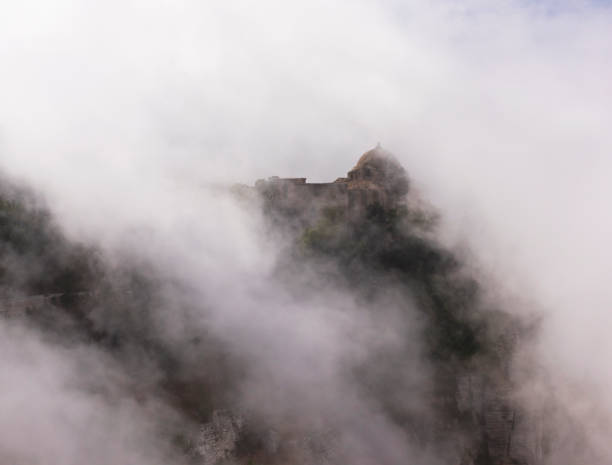 stary kościół w chmurach. sycylia, włochy. - trapani sicily erice sky zdjęcia i obrazy z banku zdjęć