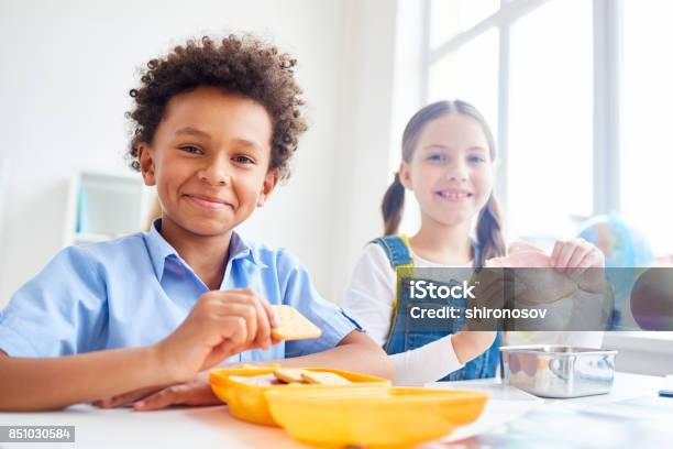 Foto de Refeições No Intervalo e mais fotos de stock de Criança - Criança, Comer, Lanche