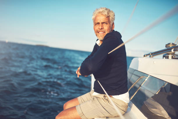 성숙한 남자는 바다를 보고 그의 요트에 앉아 - sailboat sea retirement adventure 뉴스 사진 이미지