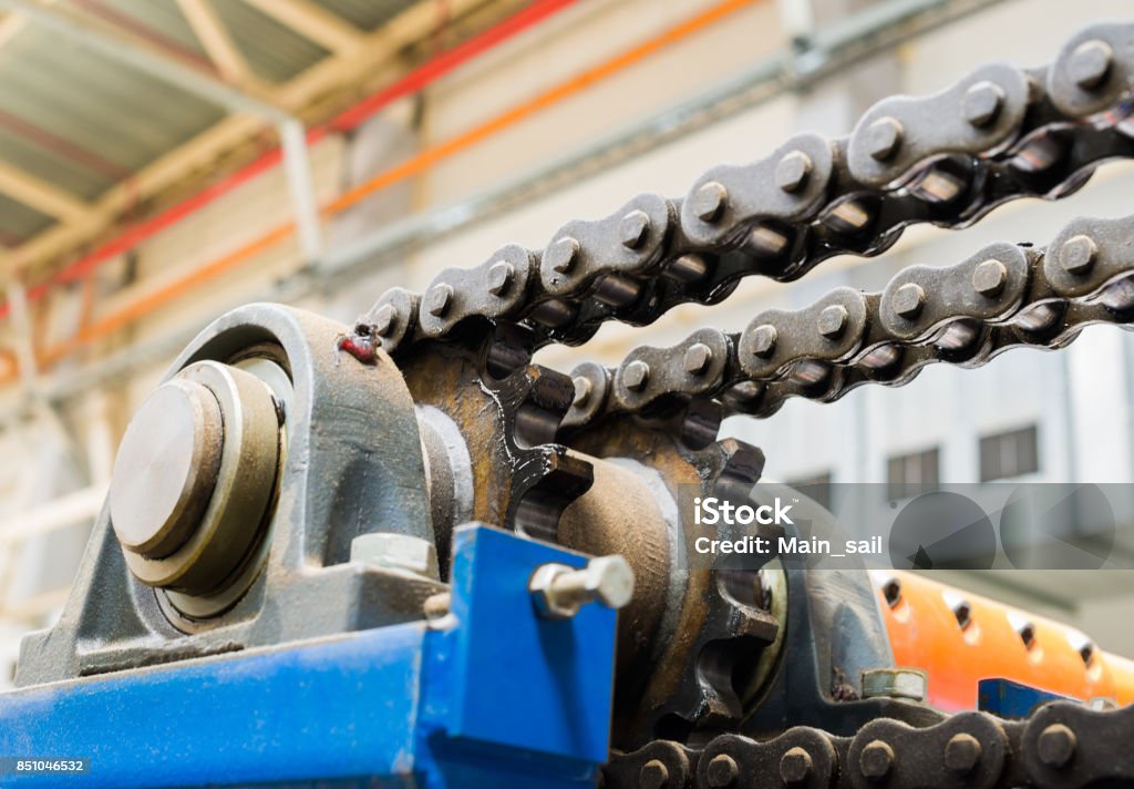 El mecanismo de la transmisión de cadena. Rodamientos, eje, lubricación de engranajes y cadena - Foto de stock de Cadena - Objeto fabricado libre de derechos
