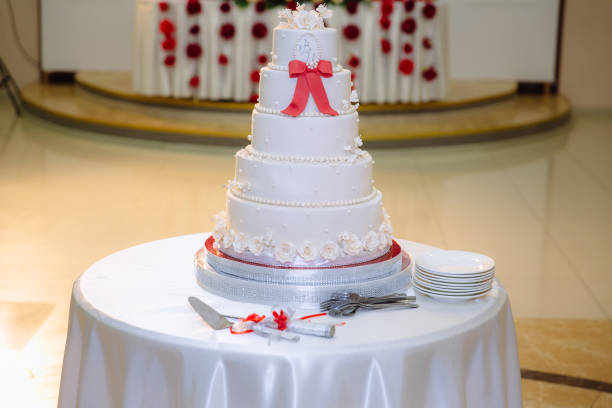 große süße mehrstufigen hochzeitstorte mit blumen geschmückt. konzept der schokoriegel auf party - wedding cakepop assistance bride stock-fotos und bilder