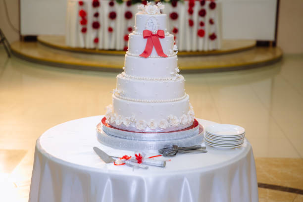 большой сладкий многоуровневый свадебный торт, украшенный цветами. концепция конфеты бар на вечеринке - wedding cakepop assistance bride стоковые фото и изображения