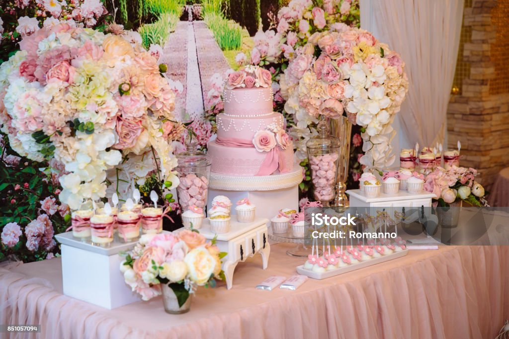 Barra de chocolate e bolo de casamento. Mesa com doces, buffet com bolos, doces, sobremesa. - Foto de stock de Casamento royalty-free