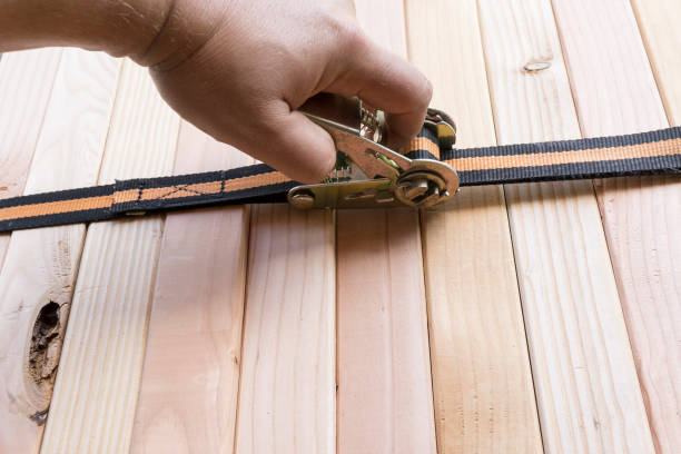 Securing With Racthet 70+ Load Securing With A Ratchet Strap Stock Photos, Pictures & Royalty ...