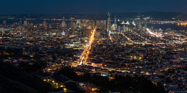 luci notturne di market street - san francisco county embarcadero center bay bridge built structure foto e immagini stock