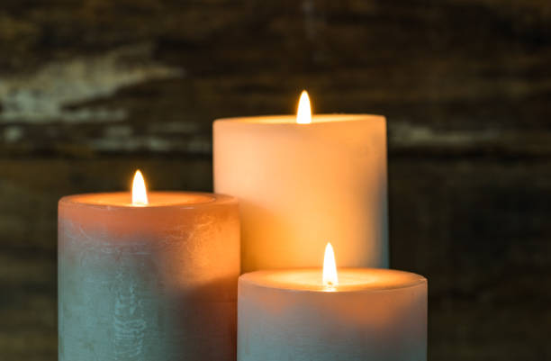 暗闇の中で蝋燭を燃やします。 - candle memorial vigil praying candlelight ストックフォトと画像