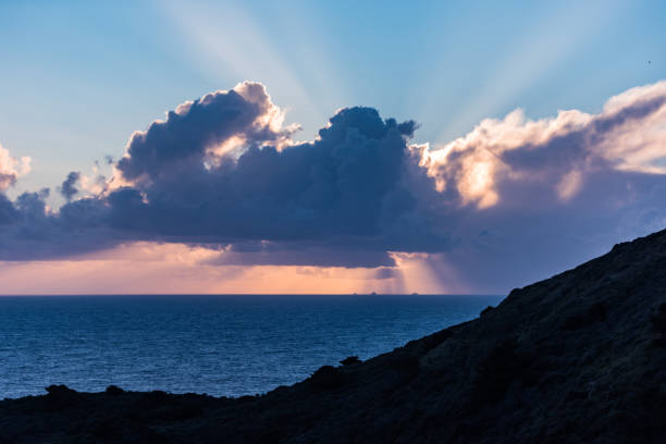 rayons de soleil à point reyes - san francisco county flash photos et images de collection