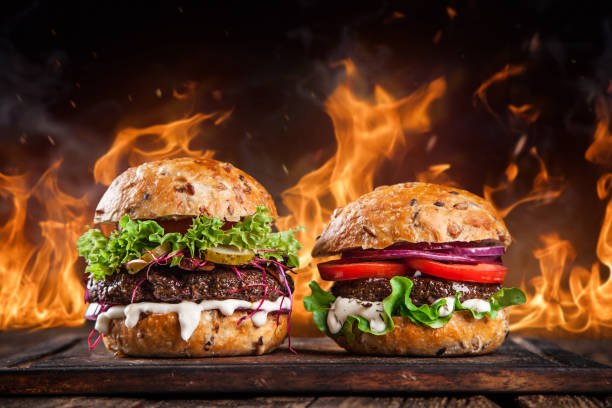 집에서 만든된 햄버거의 클로즈업 - burger barbecue grill hamburger grilled 뉴스 사진 이미지