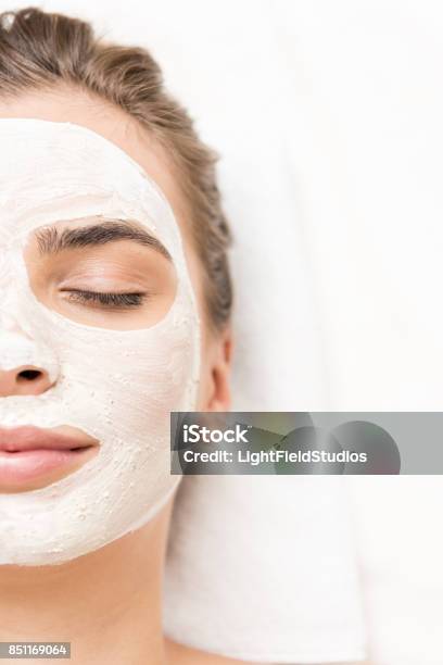 Frau Mit Gesichtsmaske Stockfoto und mehr Bilder von Kosmetikmaske - Kosmetikmaske, Wellness und Schönheitsbehandlung, Schönheit