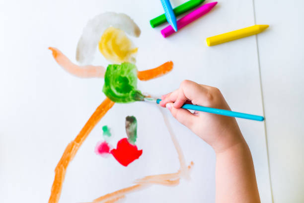 istock Kid is drawing with watercolors 851180448
