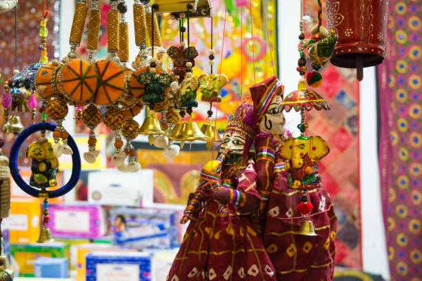 sale of indian souvenirs sale of indian souvenirs at the market southern sri lanka stock pictures, royalty-free photos & images