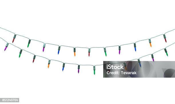 String Von Weihnachtslichter Auf Weißem Hintergrund Isoliert Mit Clippingpfad Stockfoto und mehr Bilder von Lichterkette - Dekoration