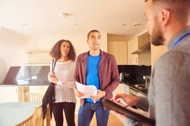 istock making an offer on the property 851334294