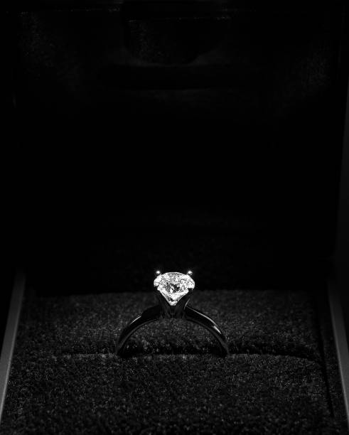 anello di fidanzamento diamante - fondo raggera foto e immagini stock