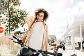 junge-frau-im-freien.jpg?b=1&s=170x170&k=20&c=BvruD6NozuvQOxQHdz5H_9dmzlD-TAZjIf0WNS-5nj0=