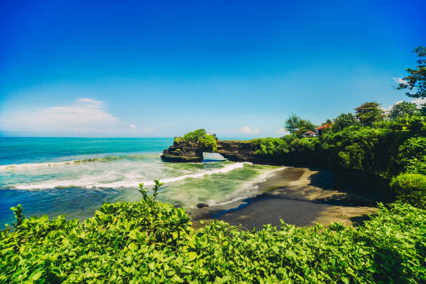 szeroki widok agnle na świątynię tanah lot, bali island, indonezja - travel destinations bali tanah lot temple zdjęcia i obrazy z banku zdjęć