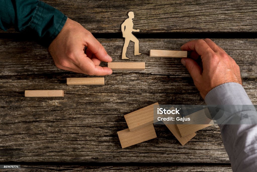 Deux personnes, petit jouet de construction en bois escalier - Photo de Les marches de la gloire libre de droits