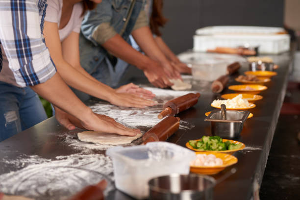 ピザを作る - italian cuisine 写真 ストックフォトと画像