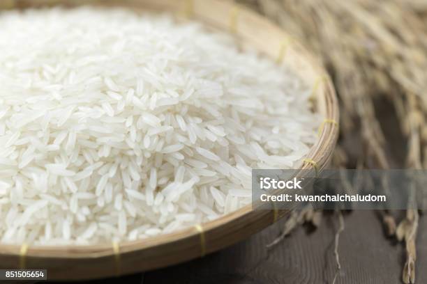 Arroz Jazmín En Cesta De Bambú Foto de stock y más banco de imágenes de Arroz - Comida básica - Arroz - Comida básica, Arroz - Grano, Agricultura