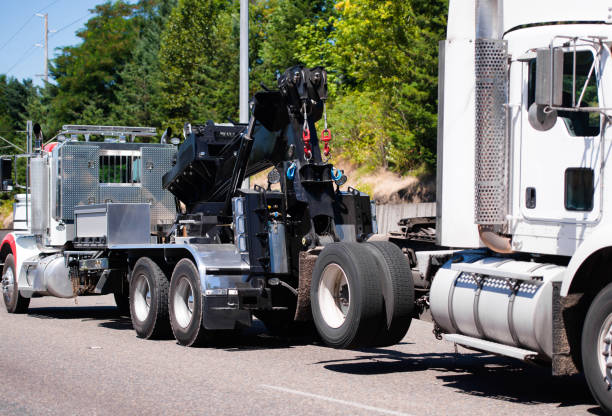 gran plataforma remolque semi camión remolque ather semi camión tractor en la carretera - towing away fotografías e imágenes de stock