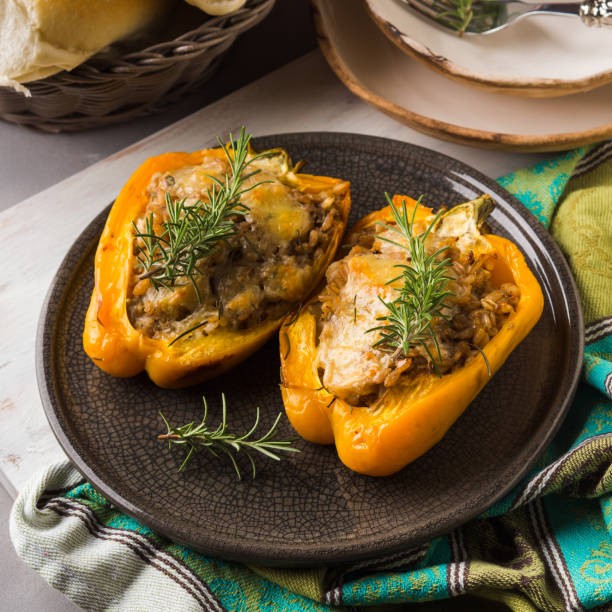 peperoni ripieni di orzo e carne - stuffed stuffed pepper pepper bell pepper foto e immagini stock