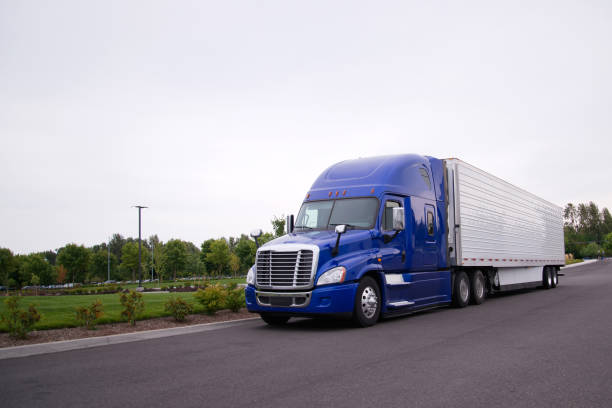 semi-camion con carro grande blu brillante con reefer che corre sulla strada - corsa di superstrada foto e immagini stock