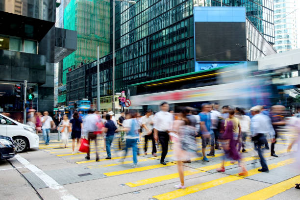 travessia de pedestres ocupado em hong kong - city urban scene car china - fotografias e filmes do acervo