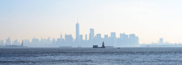 skyline de la ciudad de nueva york en la niebla de la mañana - manhattan dusk new york state sunrise fotografías e imágenes de stock