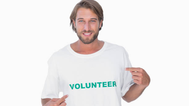 istock Man pointing to his volunteer tshirt 851585858