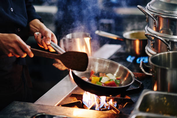 フライパンで焼かれる野菜 - chef cooking food pan ストックフォトと画像