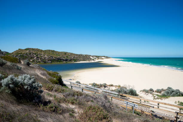 una vista de la playa donde río de moore se encuentra con el atlántico en guilderton, australia occidental - moored fotografías e imágenes de stock