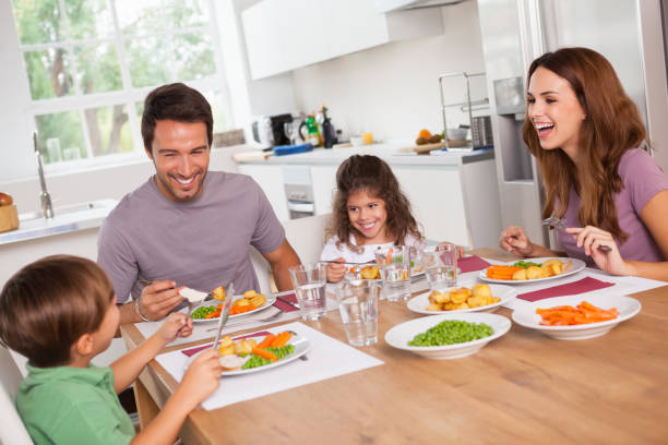 좋은 식사 주변 웃음 가족 - domestic kitchen father eating child 뉴스 사진 이미지