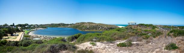 donde río de moore resuelve océano atlántico en guilderton pueblo y holiday park, australia occidental - moored fotografías e imágenes de stock