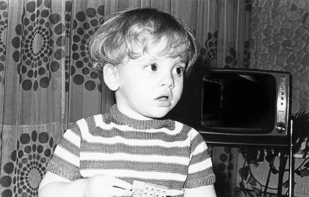 vintage dziecko lat siedemdziesiątych w domu - big eyes flash zdjęcia i obrazy z banku zdjęć