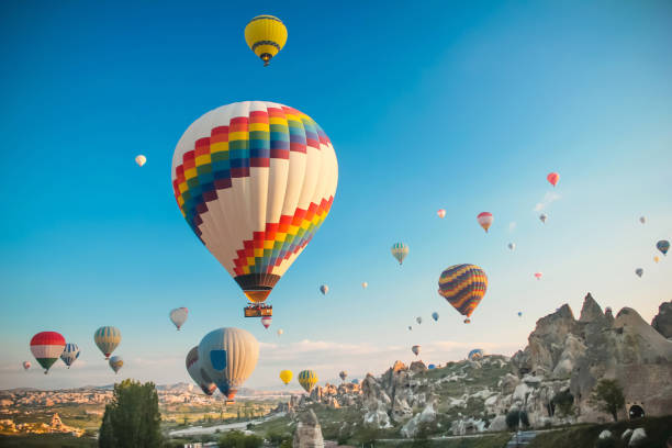 hot air baloon en capadocia - fotos de globos de colores fotografías e imágenes de stock