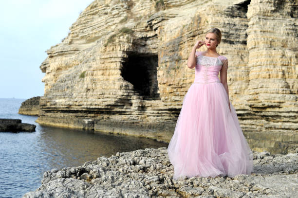 istock Cute bride in a pink wedding dress 851694688