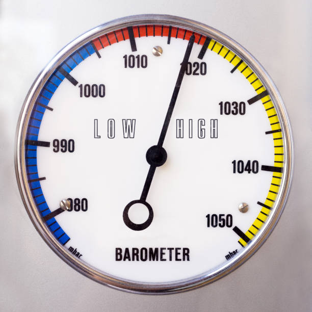 barómetro con forma de círculo y analógicas escala de milibar - barometer meteorology gauge forecasting fotografías e imágenes de stock