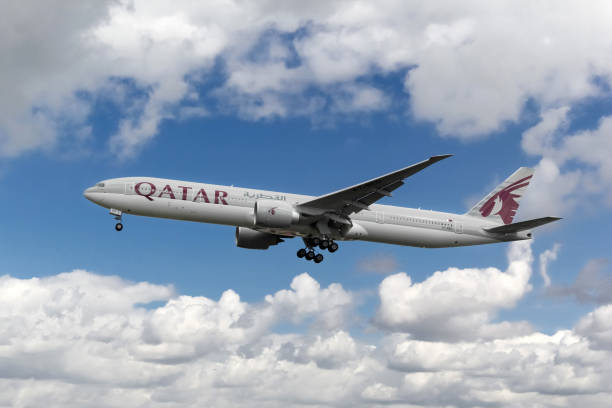 qatar airways uçak boeing 777 - qatar airways stok fotoğraflar ve resimler