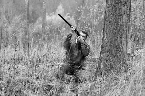 sp 上の森林で狩猟用ライフルと迷彩男 - hunting rifle sniper duck hunting ストックフォトと画像