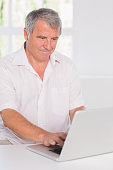alter-mann-vor-seinem-laptop-konzentrieren.jpg?b=1&s=170x170&k=20&c=9NAiFfSOEkGjVv5FY6bQEKbTGQe91GqodGNkcPD2L9Q=