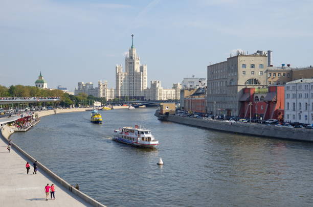 hermosas vistas del río moscú, moscú, rusia - kotelnicheskaya fotografías e imágenes de stock