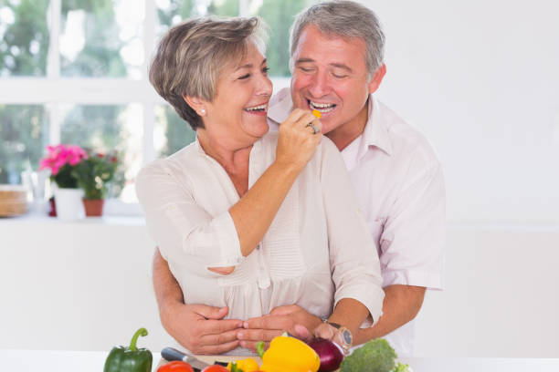 velho degustação vegetal realizada pela esposa - healthy feeding - fotografias e filmes do acervo