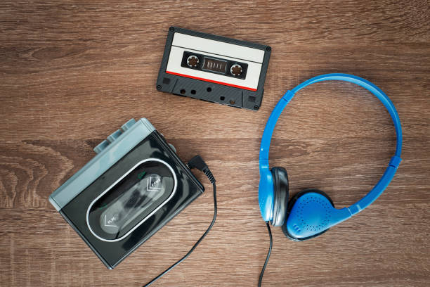 vintage walkman, cd et casque. - cassette audio photos et images de collection