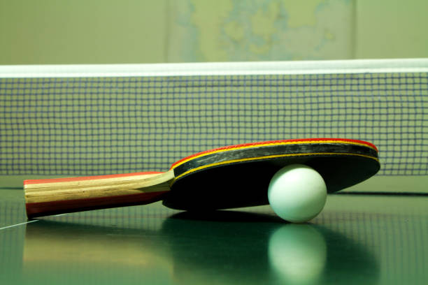 balle et raquette de tennis de table - table tennis table tennis racket racket sport ball photos et images de collection