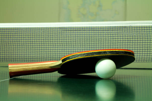 racchetta da tennis da tavolo e palla - table tennis table tennis racket racket sport ball foto e immagini stock