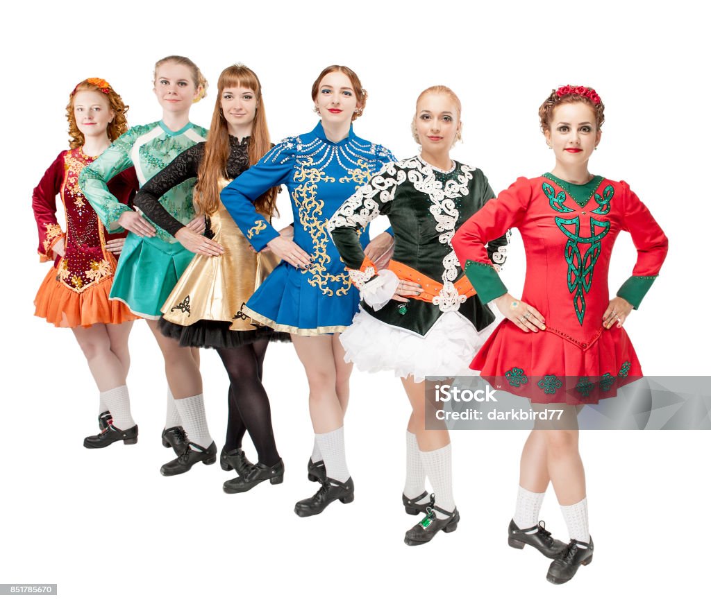 Grupo De Mujeres Hermosas En Vestidos Para La Danza Irlandesa Aislado Foto de stock y más banco de imágenes de Bailar - iStock Grupo De Mujeres Hermosas En Vestidos Para La Danza Irlandesa Aislado Foto de stock y más banco de imágenes de Bailar - iStock